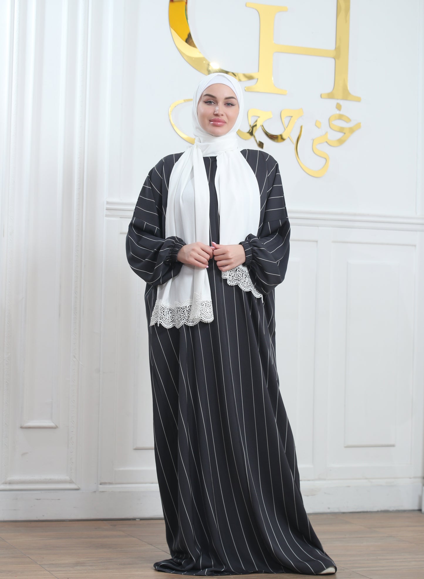 عباية صلاة كريب مخططة مع شال أبيض