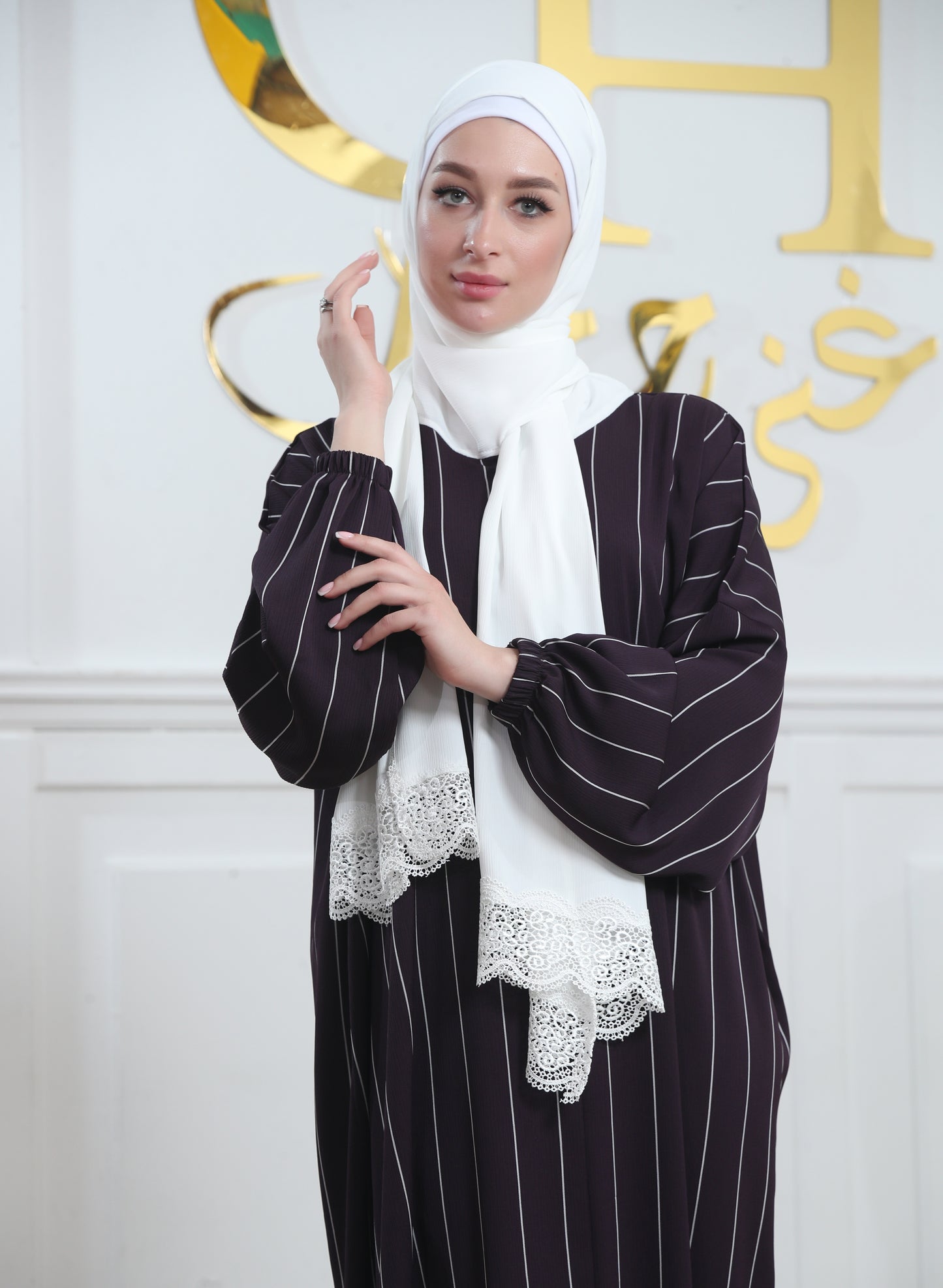 عباية صلاة كريب مخططة مع شال أبيض